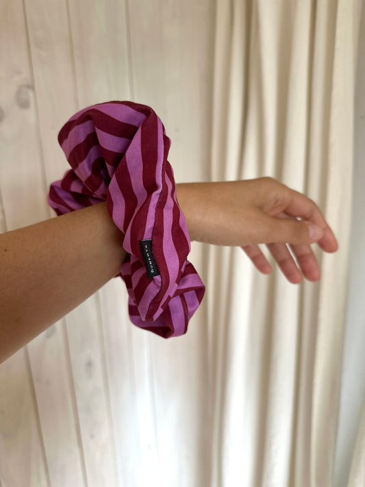 SCRUNCHIE RAYAS ROSA BURDEO