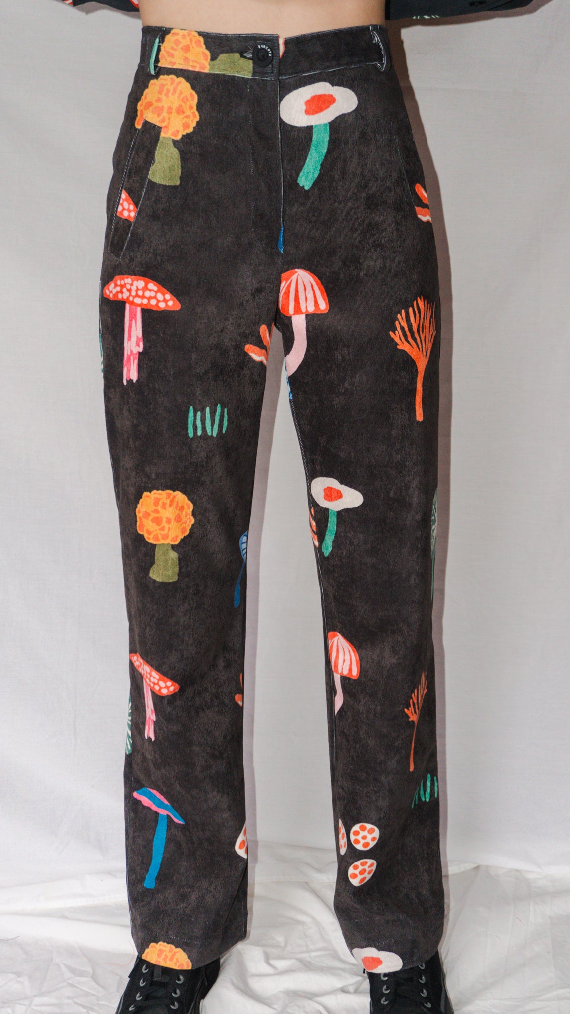 PANTALON RECTO COTELE FUNGI NEGRO GRAFITO