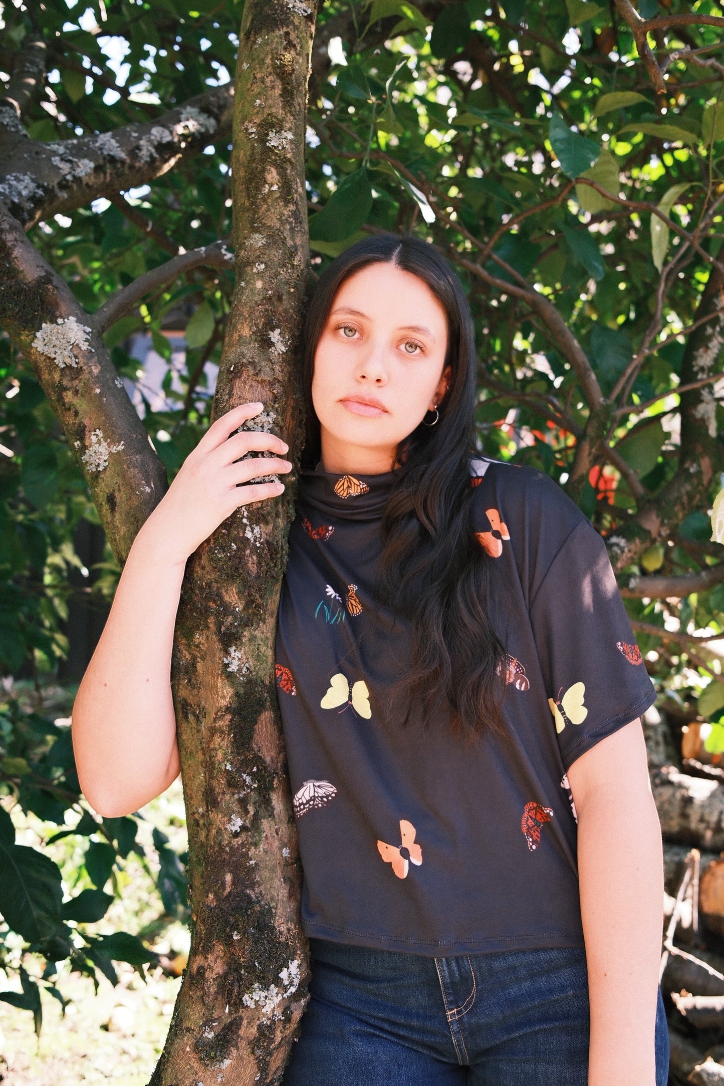 POLERA TORTUGA MARIPOSAS GRAFITO