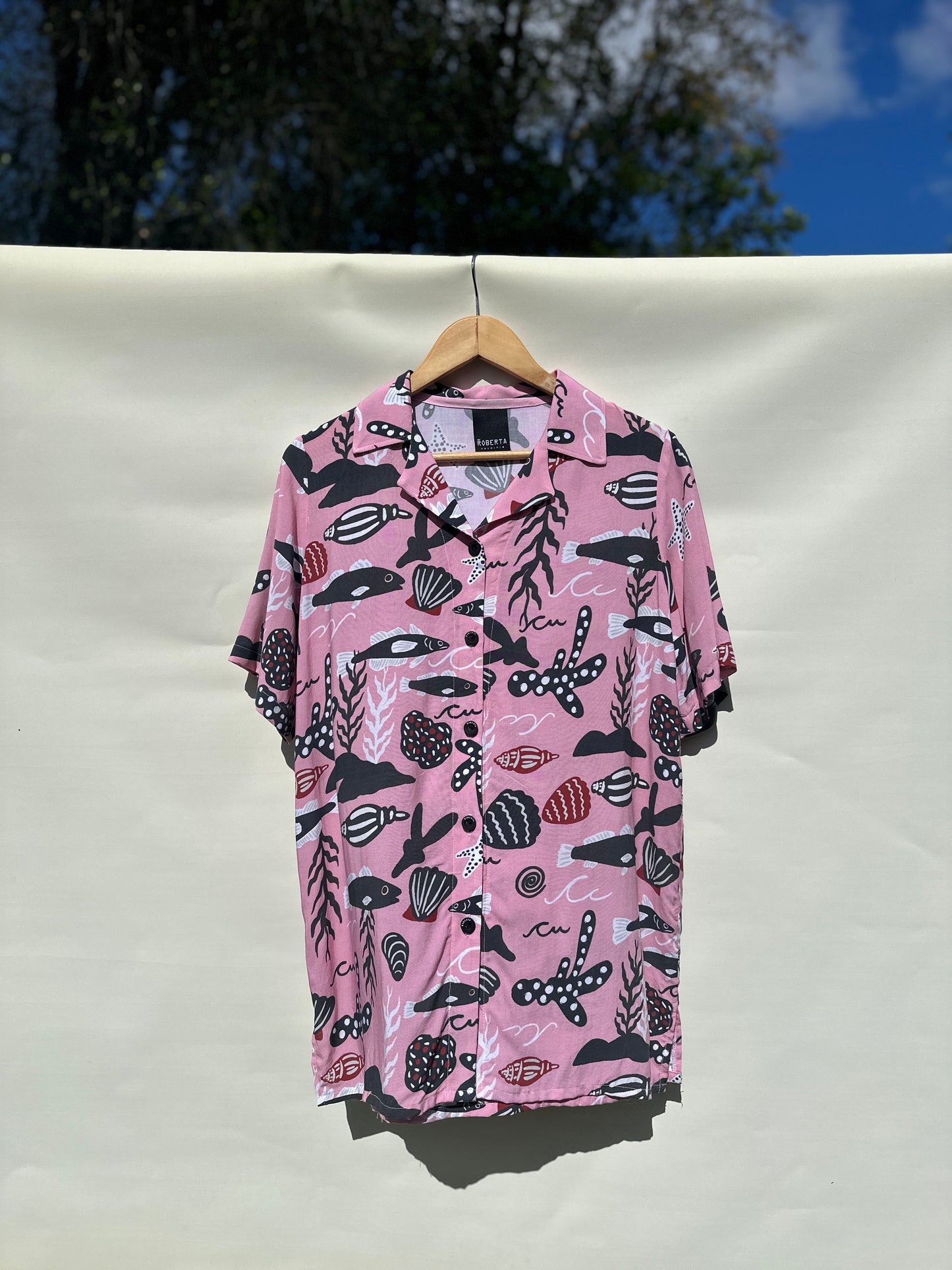 CAMISA GUAYABERA PECES ROSA