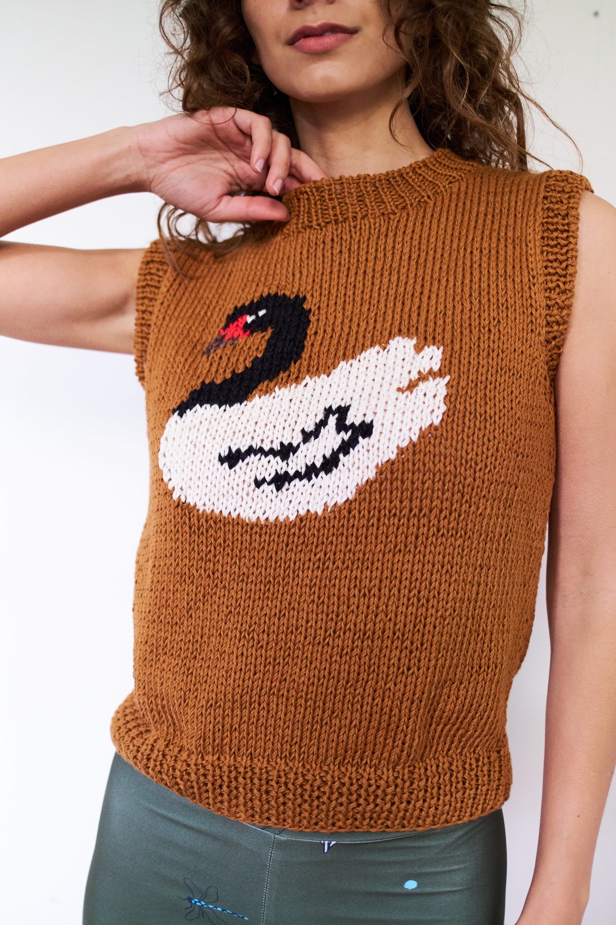 SWEATER SIN MANGAS CISNE
