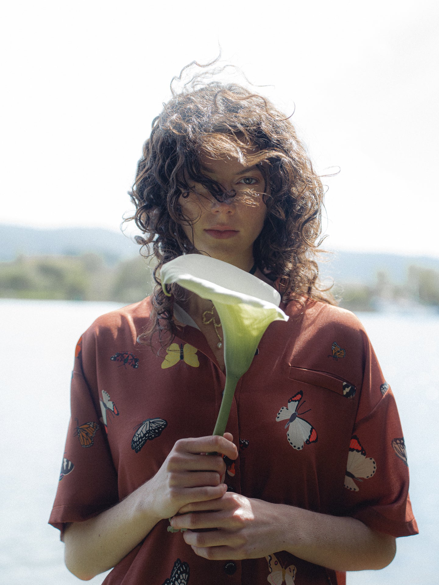 CAMISA GLOBO CUELLO MAO MARIPOSAS MANJAR