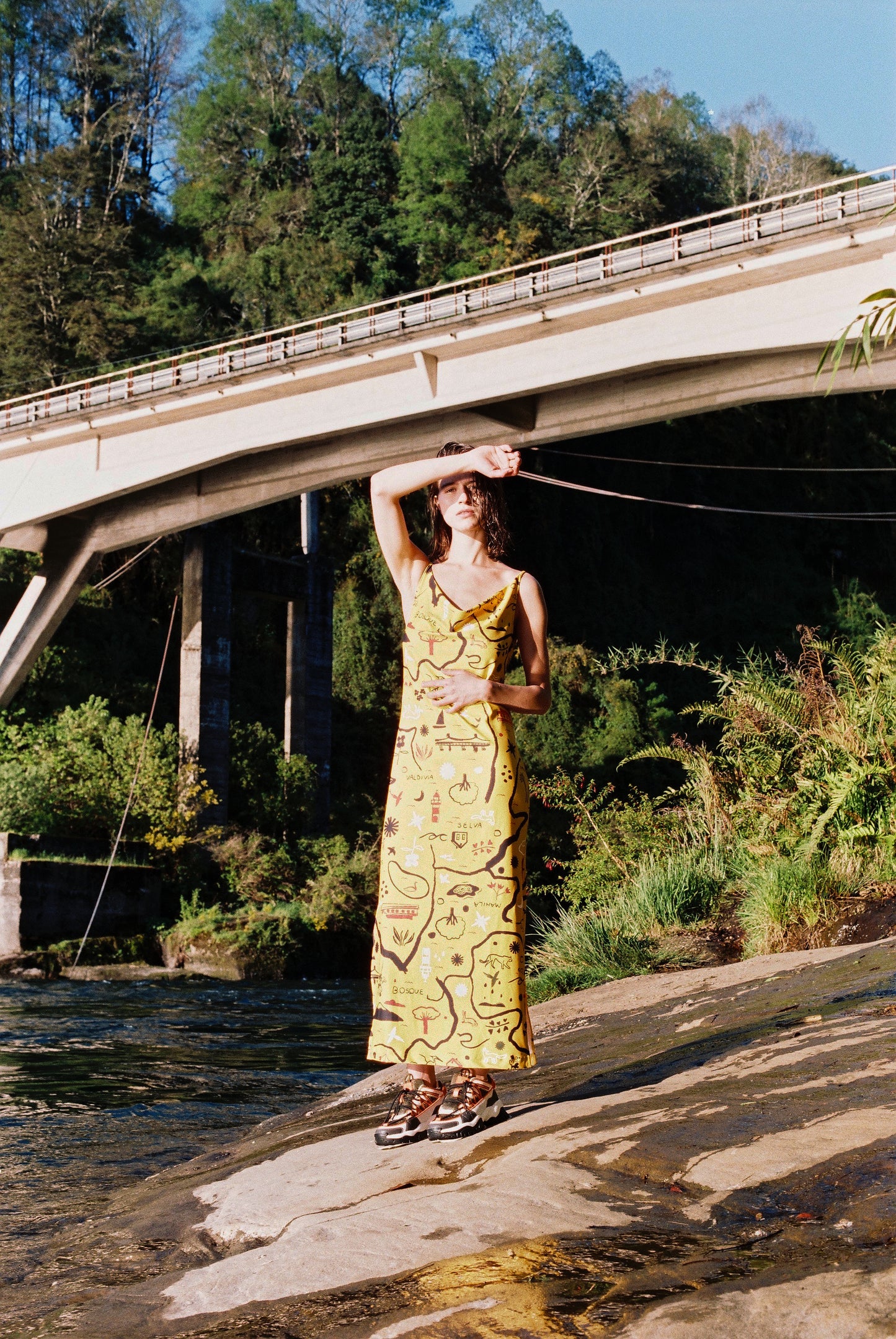 VESTIDO DRAPEADO LARGO MAPA AMARILLO