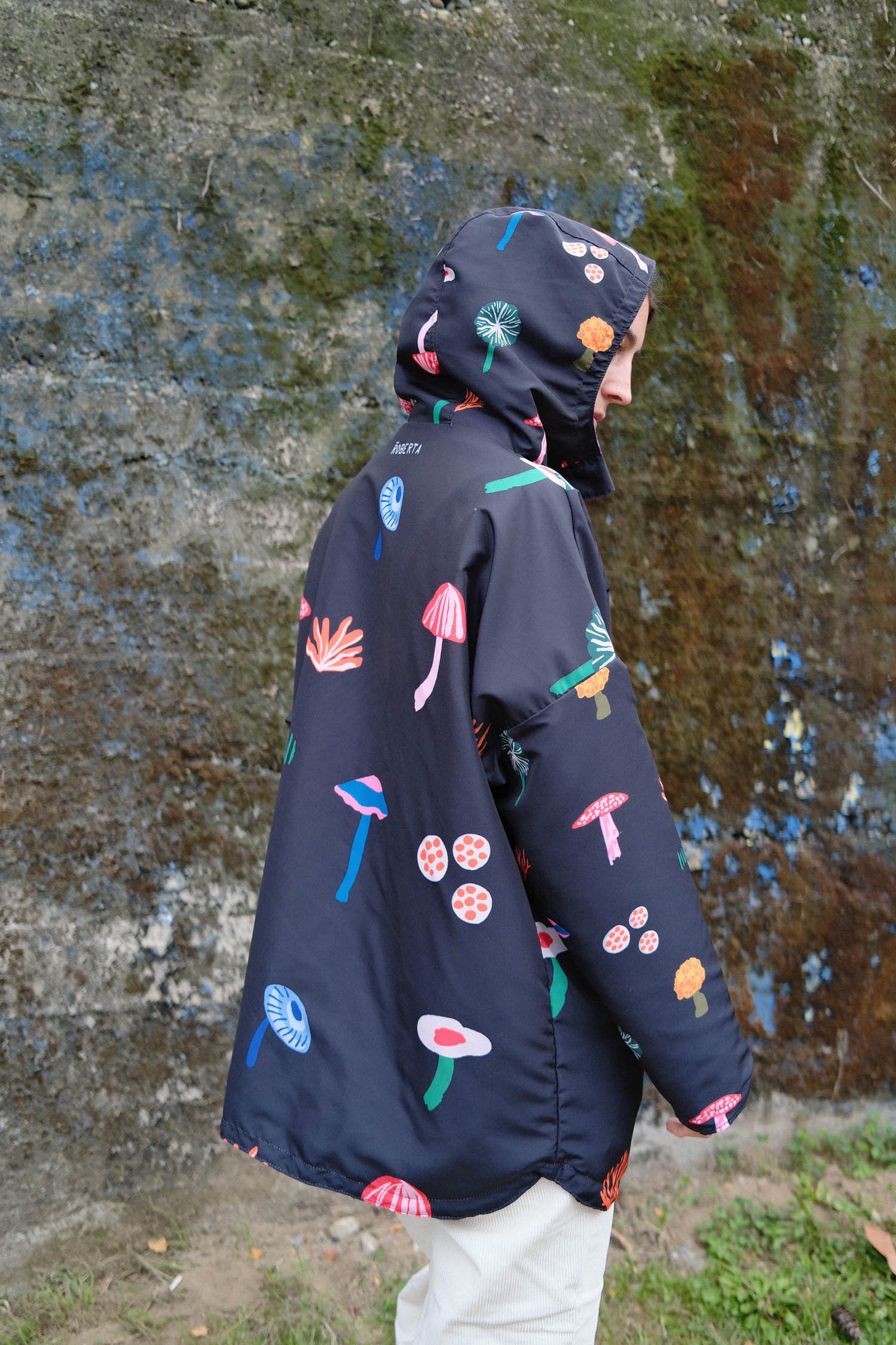 CHAQUETA IMPERMEABLE REVERSIBLE HONGOS/RAYAS