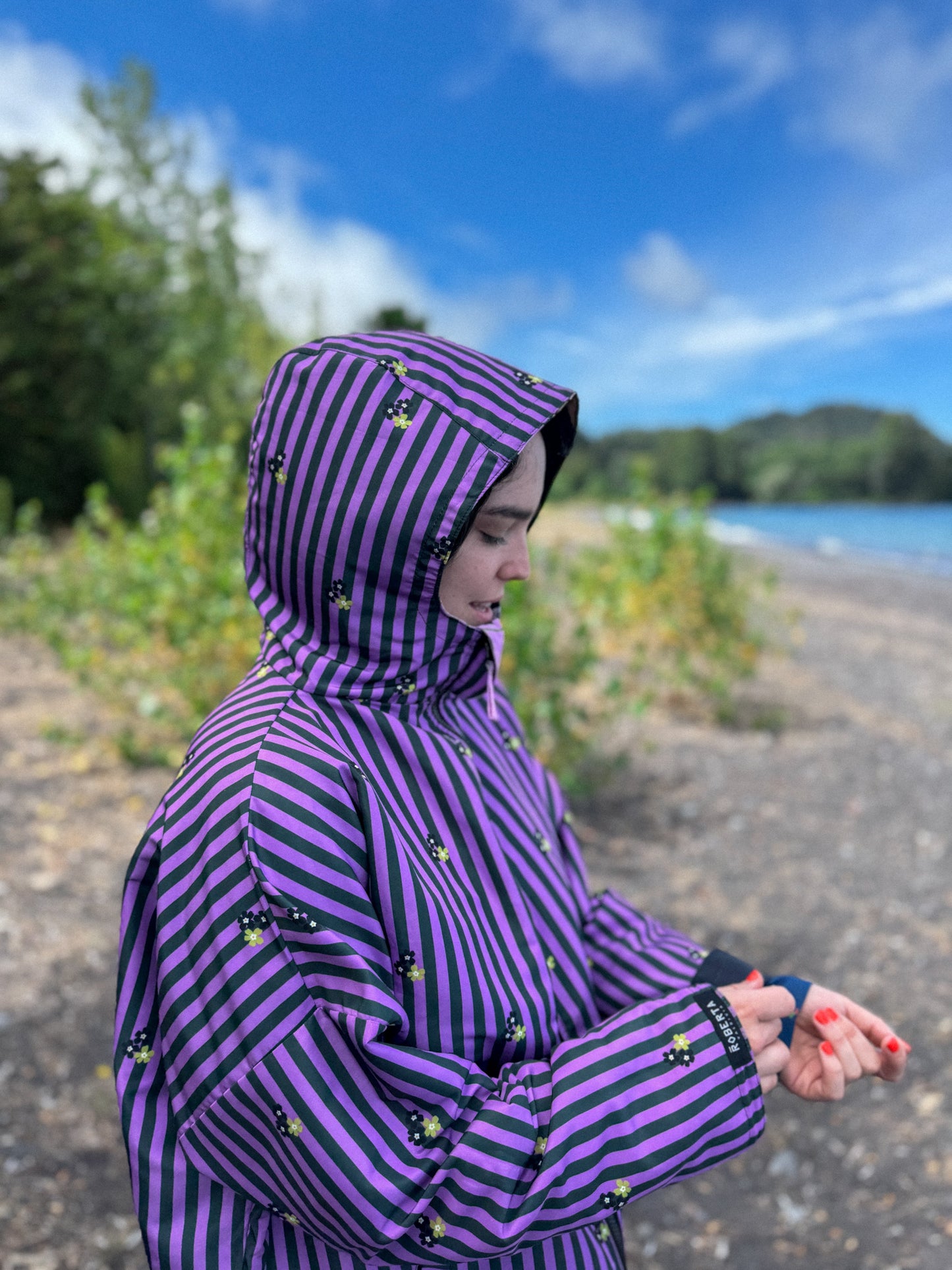 CHAQUETA IMPERMEABLE REVERSIBLE REPELENTE AL AGUA