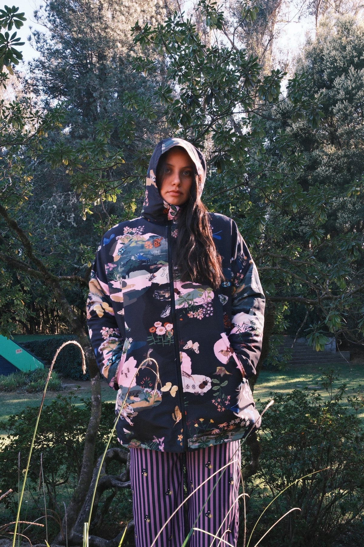 CHAQUETA IMPERMEABLE REVERSIBLE CAMPO NOCHE/RAYAS