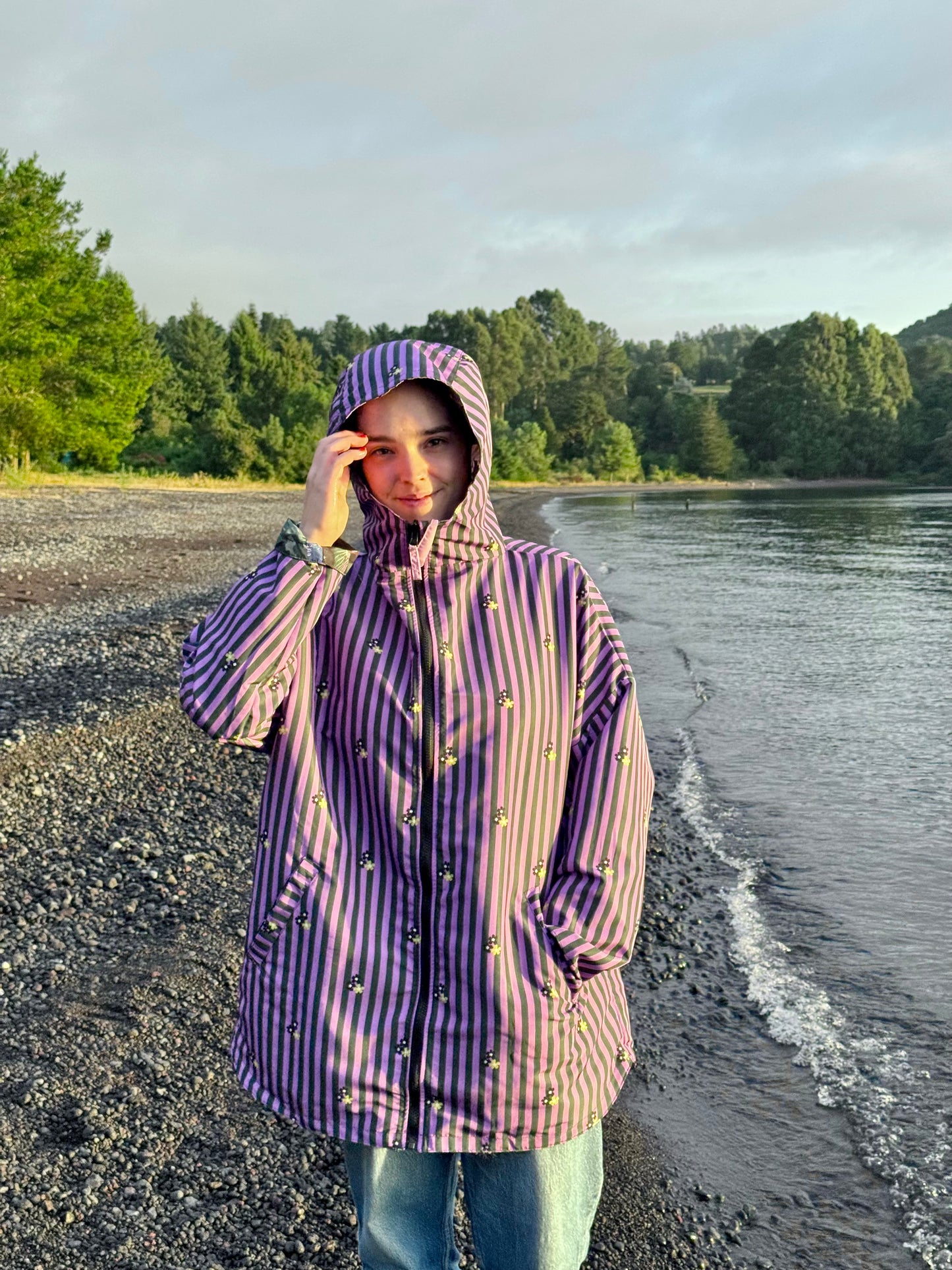 CHAQUETA IMPERMEABLE REVERSIBLE REPELENTE AL AGUA