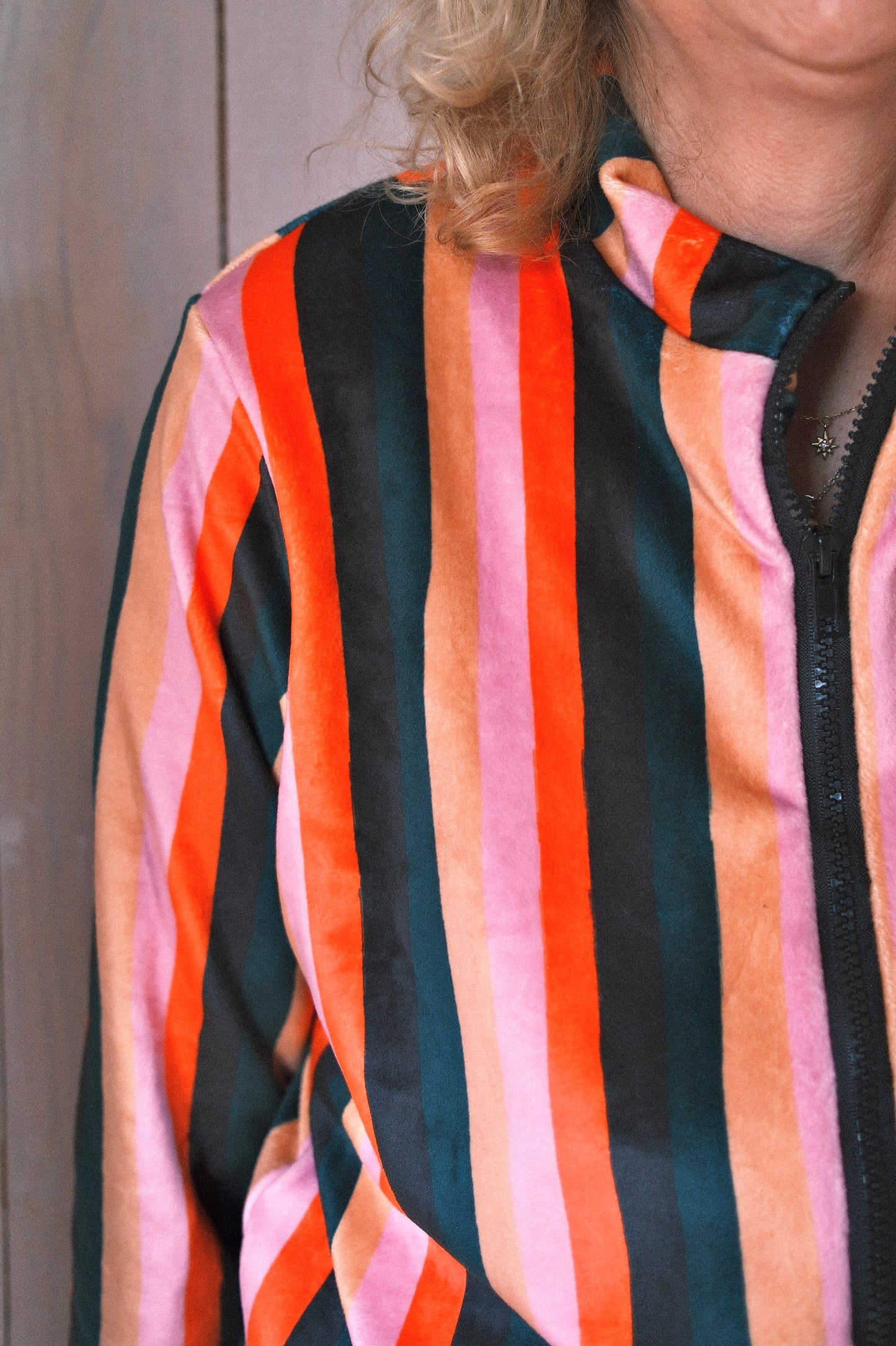 POLERÓN VELVET CIERRE CORTO RAYAS ROSA NARANJA