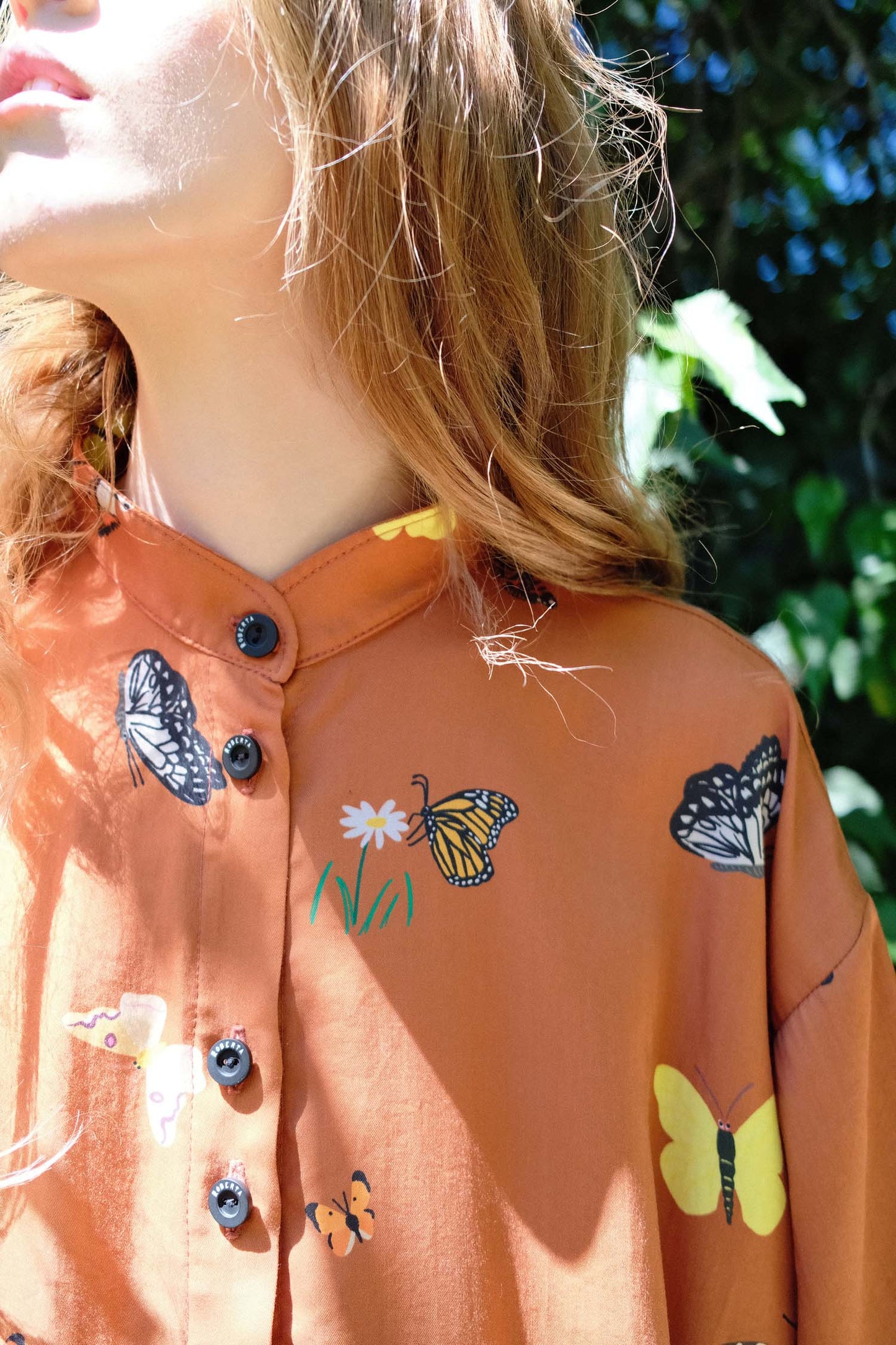 CAMISA GLOBO CUELLO MAO MARIPOSAS MANJAR
