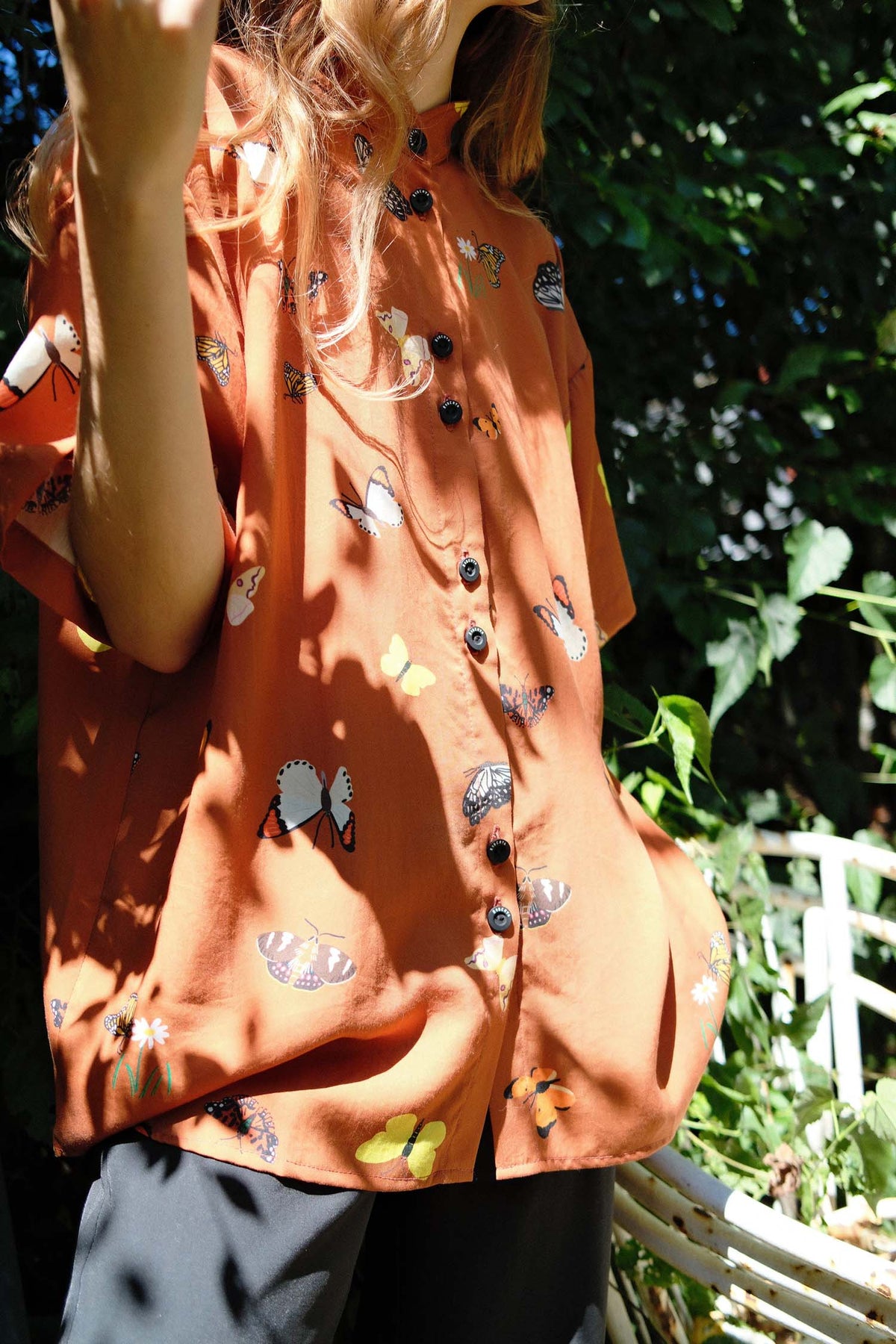 CAMISA GLOBO CUELLO MAO MARIPOSAS MANJAR