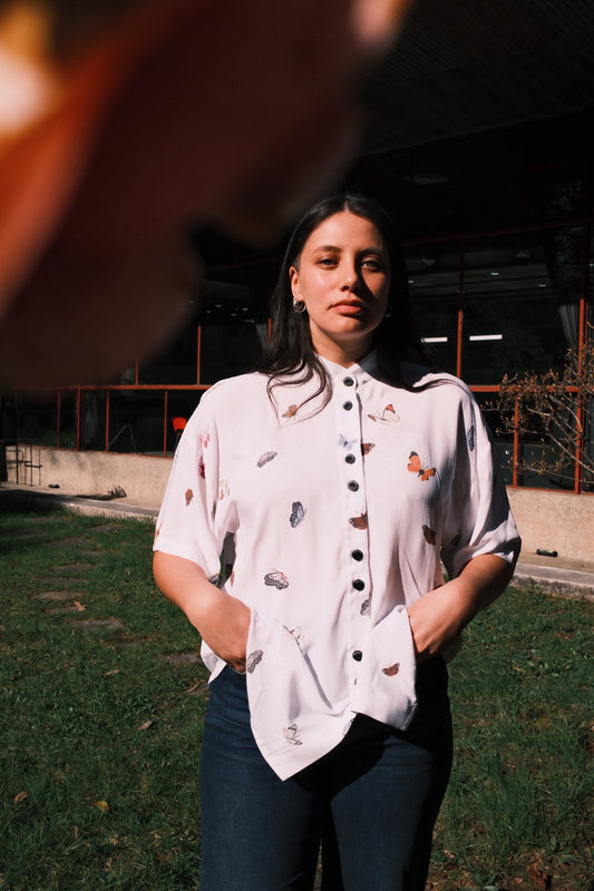 CAMISA GLOBO MAO MARIPOSAS CRUDO