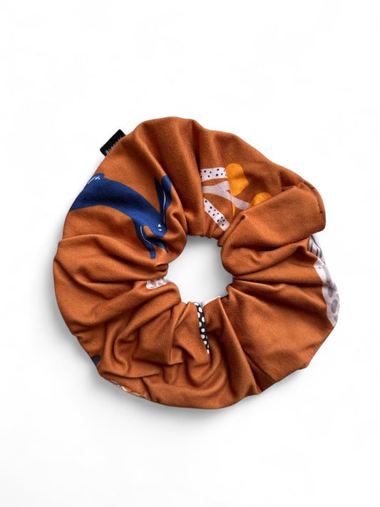 SCRUNCHIE HONGOS LIEBRES CARAMELO