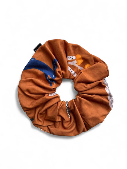 SCRUNCHIE HONGOS LIEBRES CARAMELO