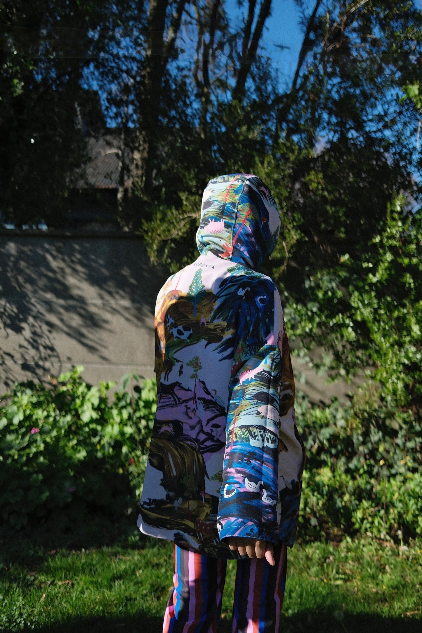 CHAQUETA IMPERMEABLE REVERSIBLE PAISAJE DÍA/RAYAS