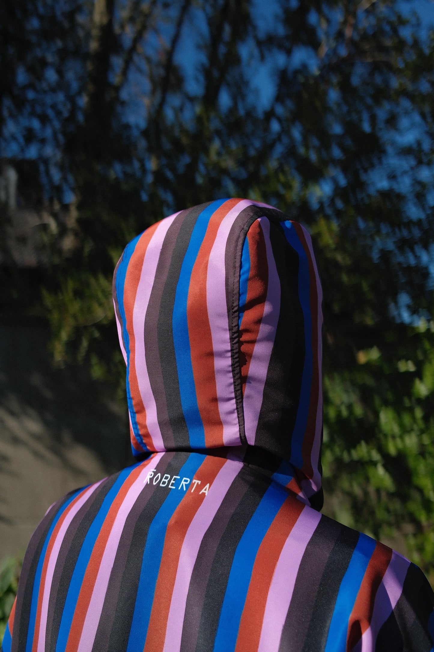 CHAQUETA IMPERMEABLE REVERSIBLE PAISAJE DÍA/RAYAS