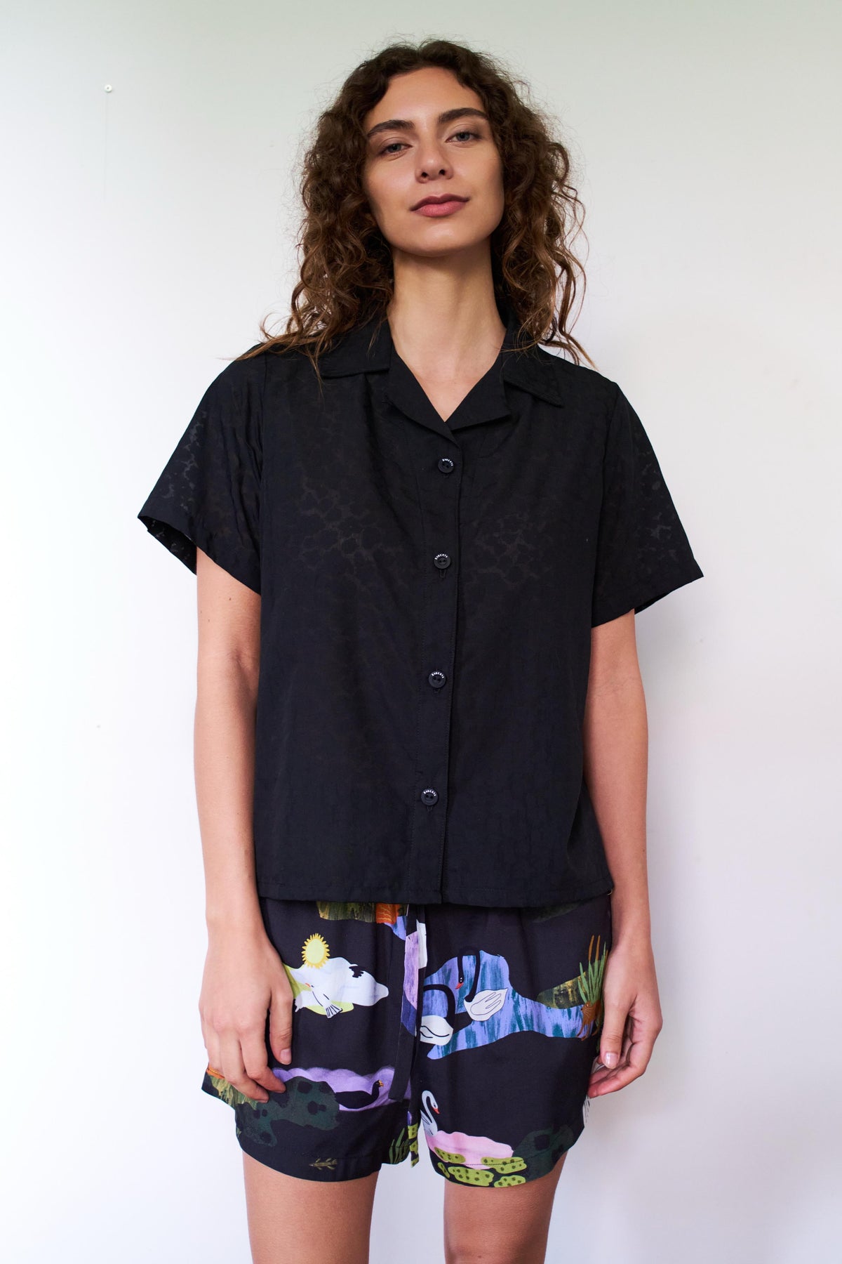 GUAYABERA FLOREADA NEGRO