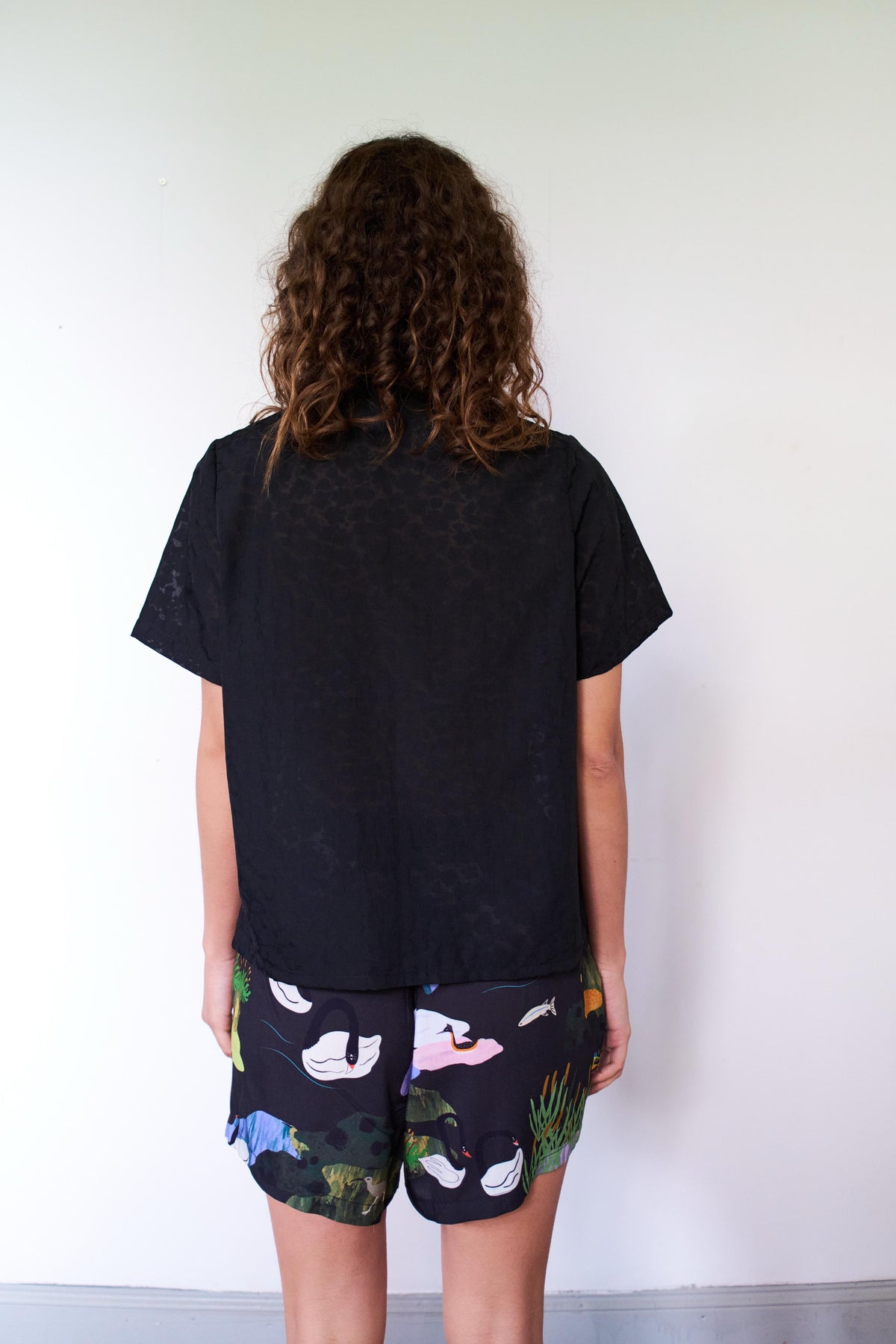 GUAYABERA FLOREADA NEGRO
