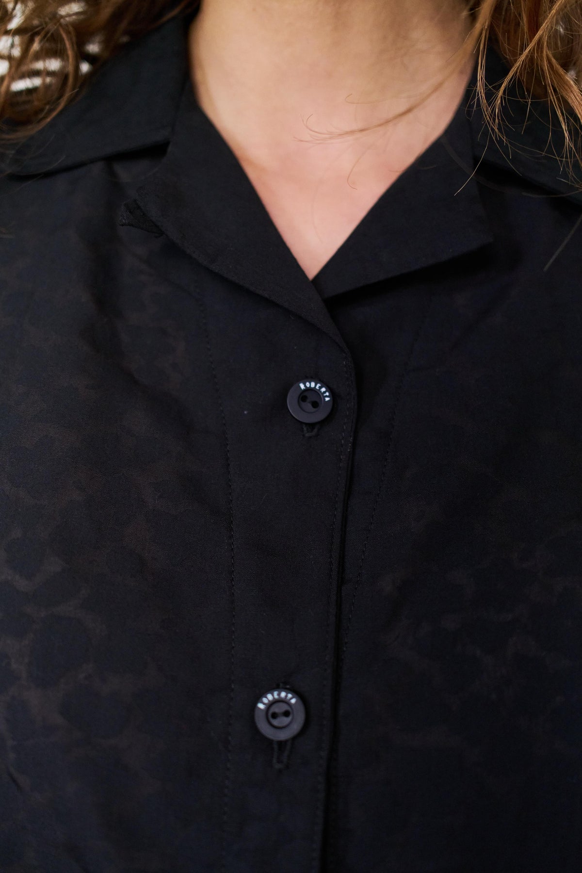 GUAYABERA FLOREADA NEGRO