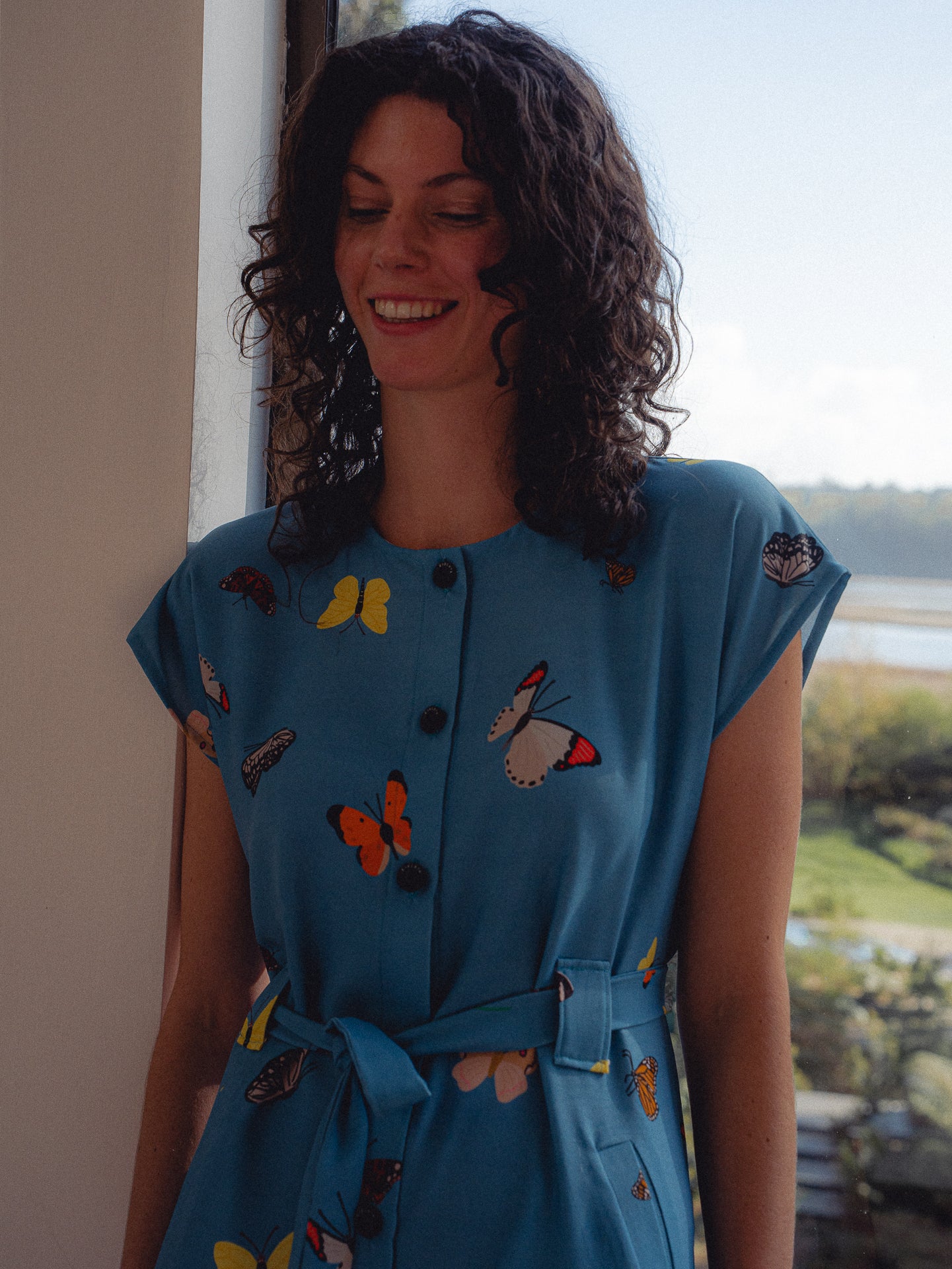 VESTIDO OVER MARIPOSAS CELESTE
