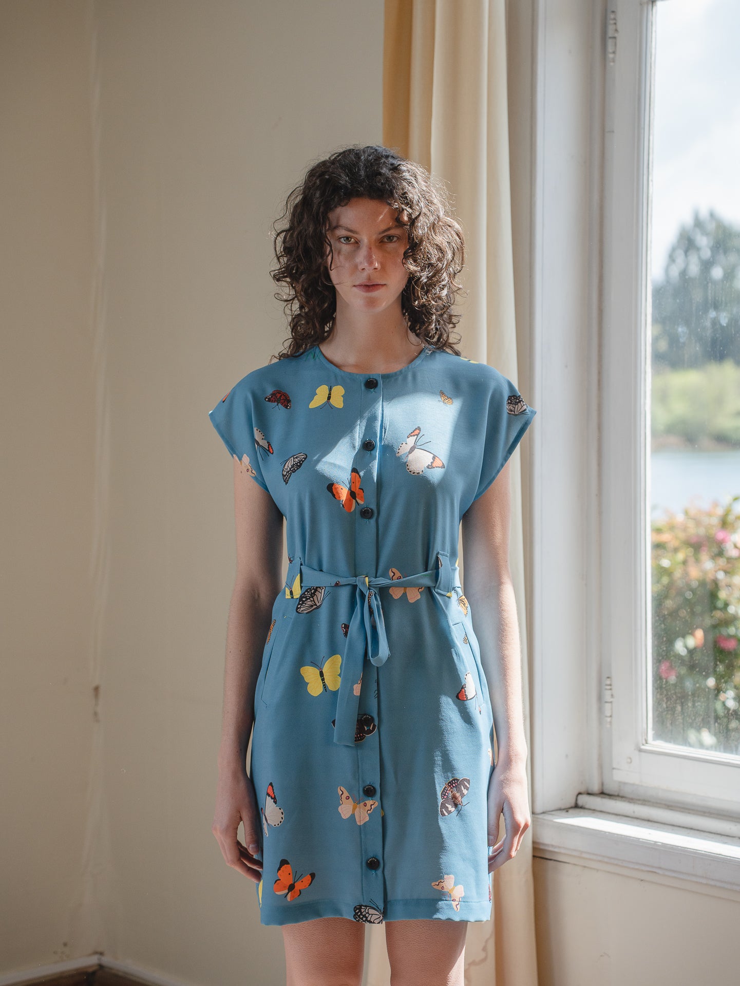 VESTIDO OVER MARIPOSAS CELESTE