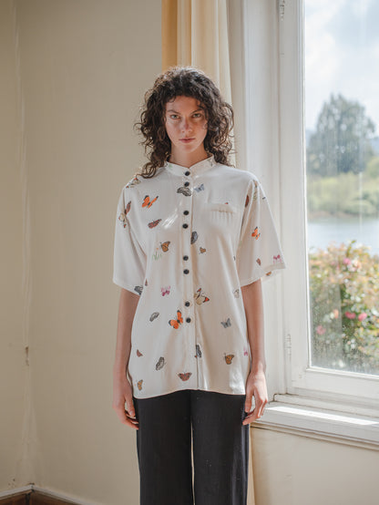 CAMISA GLOBO CUELLO MAO MARIPOSAS CRUDO